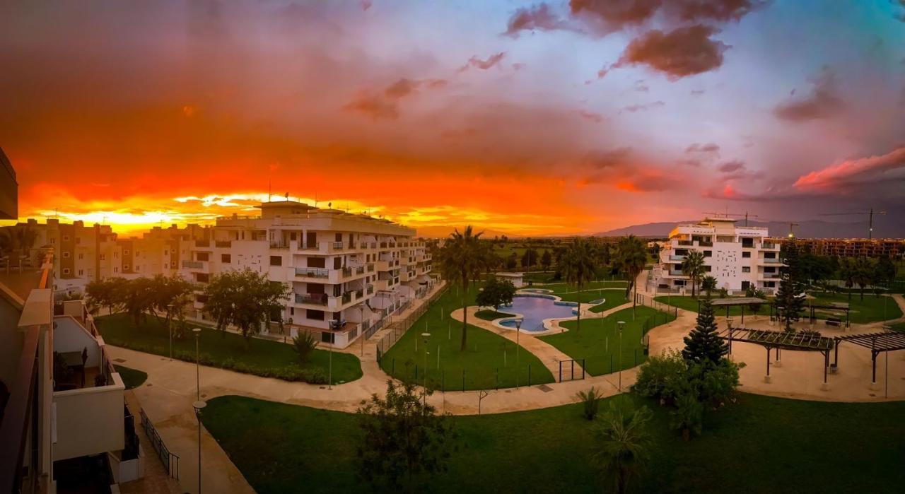 Bajo Puerta De Alcazaba Apartment Retamar  Bagian luar foto